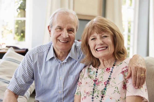 Äldre par sitter hemma — Stockfoto