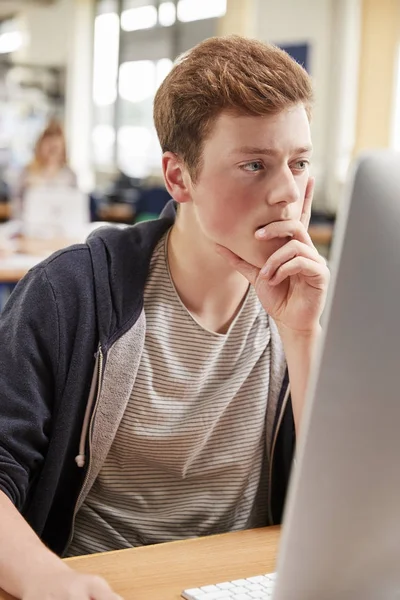 Estudante do sexo masculino trabalhando no computador — Fotografia de Stock