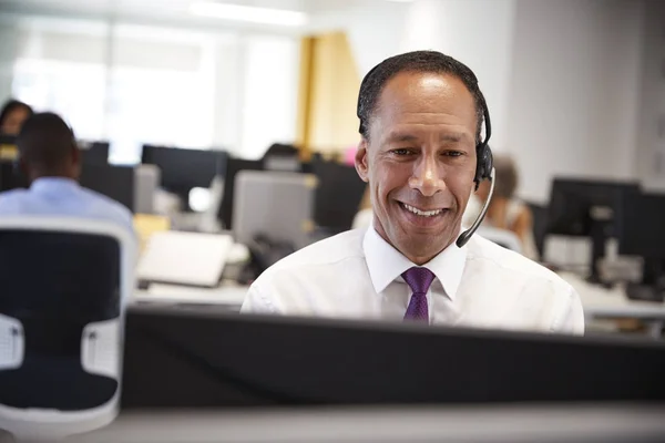 Hombre de mediana edad trabajando en la computadora — Foto de Stock