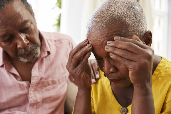 Hombre mayor reconfortando a la mujer con depresión —  Fotos de Stock