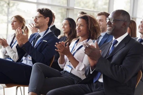 Publiken applåderar på business seminarium — Stockfoto