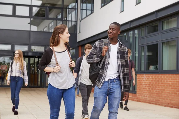 Grupa studentów, krótkiego spaceru — Zdjęcie stockowe