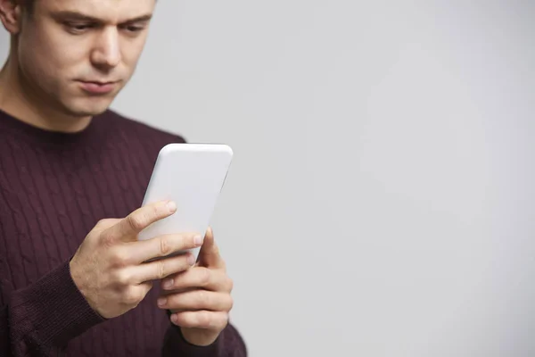 Uomo bianco utilizzando smartphone — Foto Stock