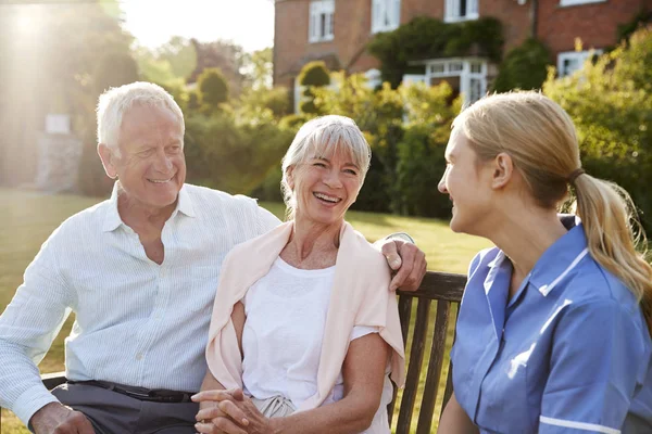 Infermiera parlando con anziani coppia — Foto Stock