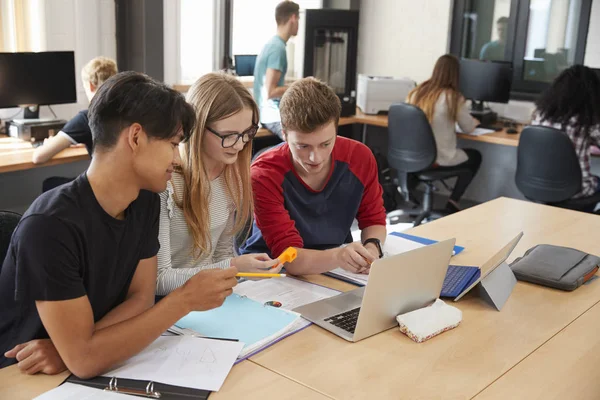 Studenti di design che lavorano — Foto Stock