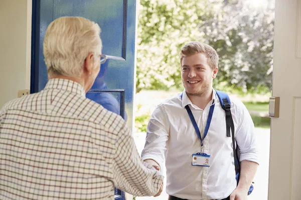 年配の男性の挨拶男性介護福祉士 — ストック写真