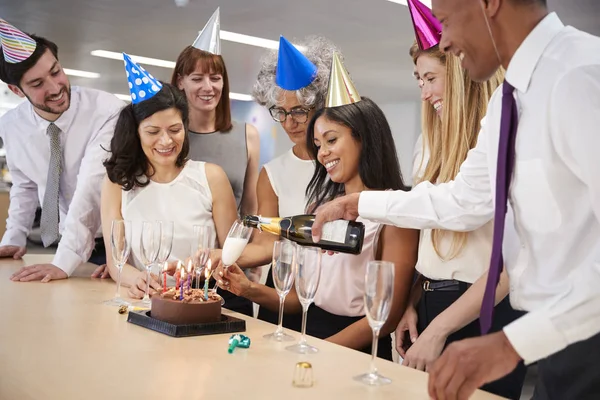 Colegas celebrando um aniversário — Fotografia de Stock