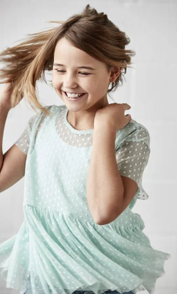 Menina feliz posando em estúdio — Fotografia de Stock