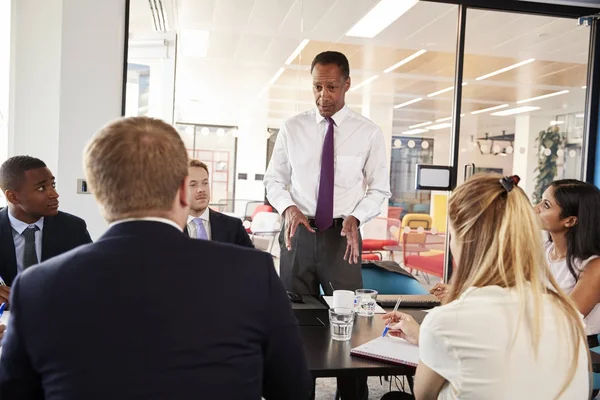 Zwarte mannelijke manager staat praten — Stockfoto