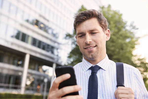 Empresário olhando para o telefone móvel — Fotografia de Stock