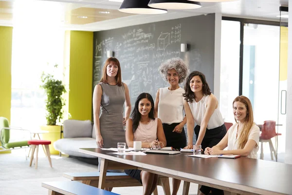 Vijf vrouwelijke collega's tijdens werk vergadering — Stockfoto