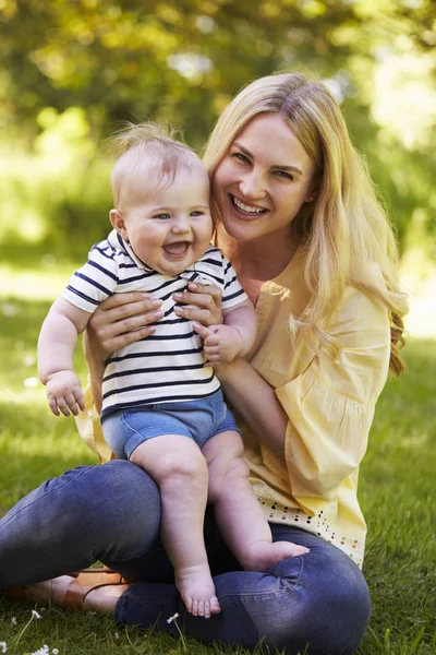 Mãe brincando com o bebê filho — Fotografia de Stock