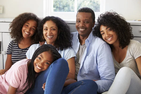 Família Relaxante no assento em casa — Fotografia de Stock