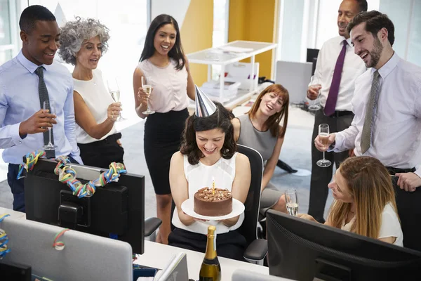 Colleagues gathered at woman's desk — Stock Photo, Image