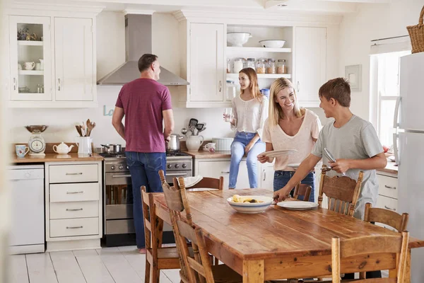 Posare la tavola della famiglia per il pasto in cucina — Foto Stock