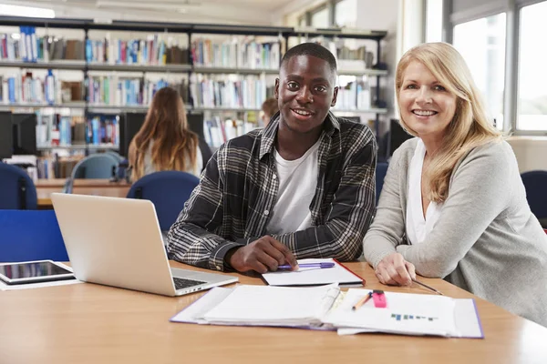 Collegestudent har individuell undervisning — Stockfoto