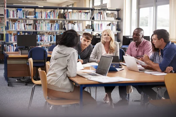 Groupe d'étudiants adultes du collège — Photo