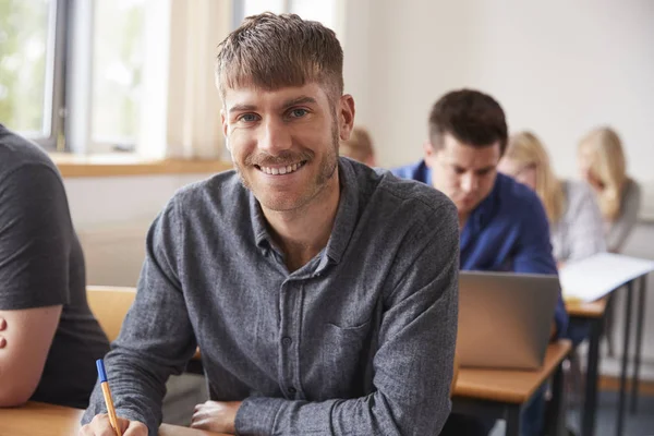 Mann besucht Volkshochschulkurs — Stockfoto