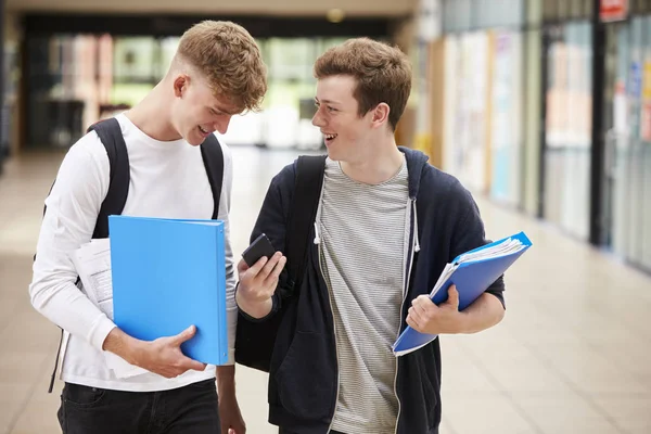 Studenter som läser textmeddelande — Stockfoto