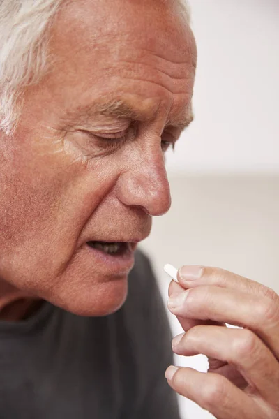 Aîné prenant des médicaments — Photo