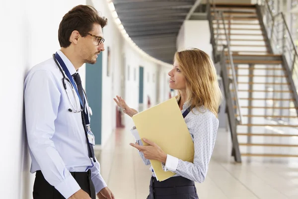 Płci męskiej i żeńskiej lekarze Dyskutować notatki — Zdjęcie stockowe