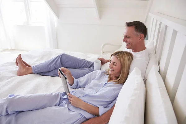 Pareja acostada en la cama — Foto de Stock