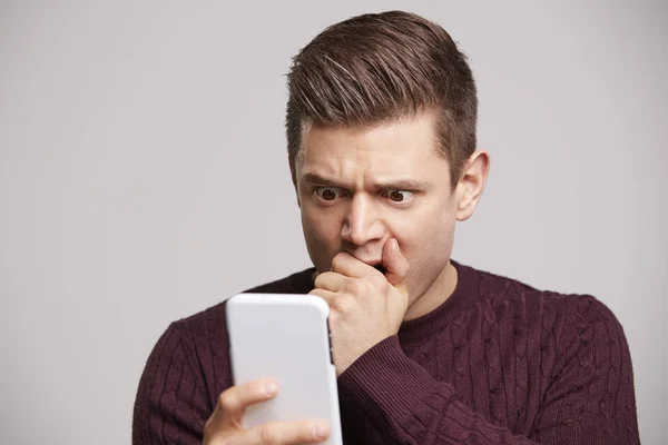 Hombre blanco usando smartphone —  Fotos de Stock