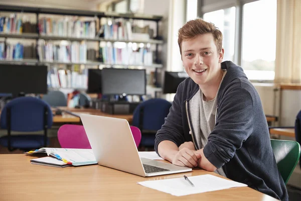 Estudante masculino trabalhando no laptop — Fotografia de Stock