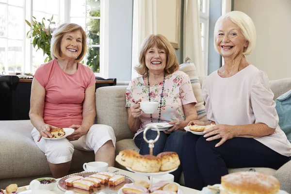 Retrato de amigas mayores disfrutando del té de la tarde en casa — Foto de Stock