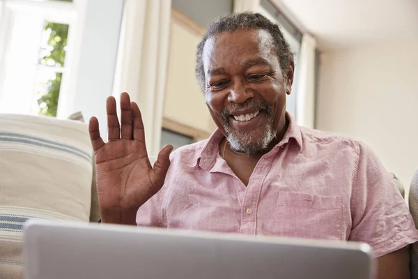 Senior korzystający z laptopa — Zdjęcie stockowe