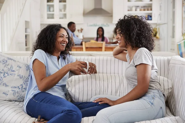 Mãe conversando com a filha adolescente no sofá — Fotografia de Stock