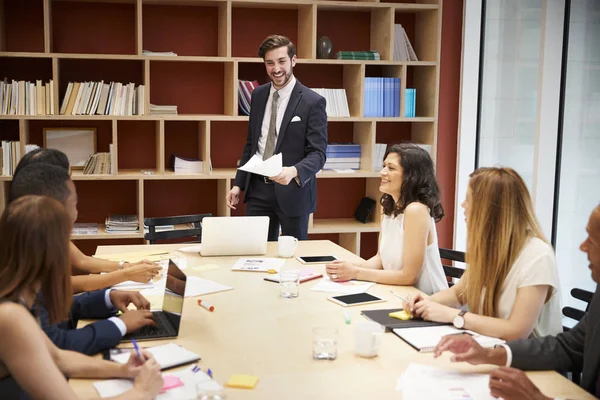 Manliga manager står på styrelserummet affärsmöte — Stockfoto