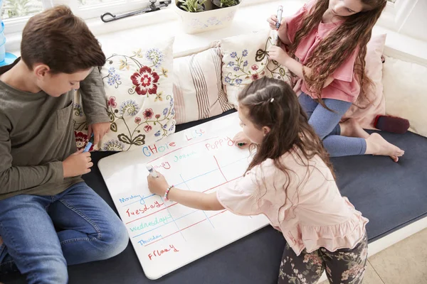 Bambini che fanno lista di faccende domestiche — Foto Stock