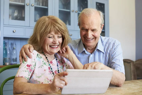 Seniorenpaar nutzt Tablet — Stockfoto