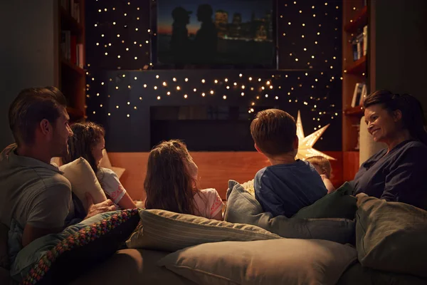 Família desfrutando da noite de cinema — Fotografia de Stock