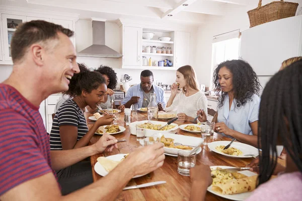 Twee Families genieten van het eten van maaltijd — Stockfoto