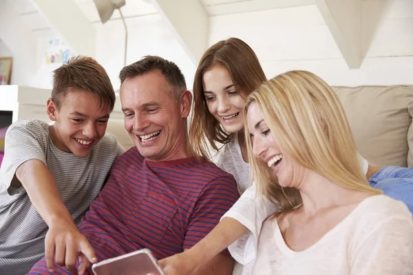 Familia mirando el teléfono móvil — Foto de Stock