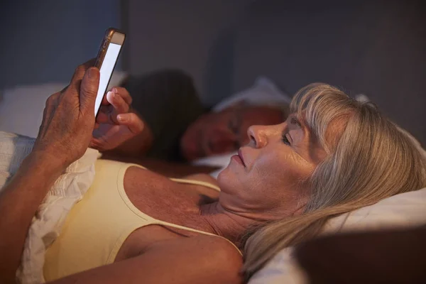 Mujer mayor sin dormir en la cama — Foto de Stock