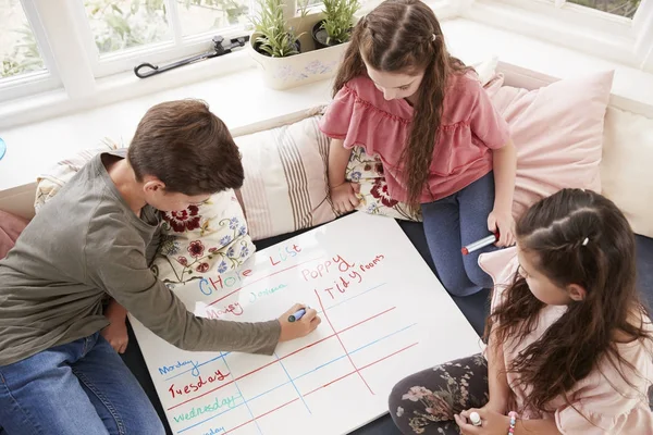 Kinderen maken van de lijst van klussen op Whiteboard — Stockfoto