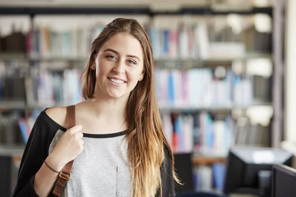 Porträtt av kvinnlig Student stående — Stockfoto