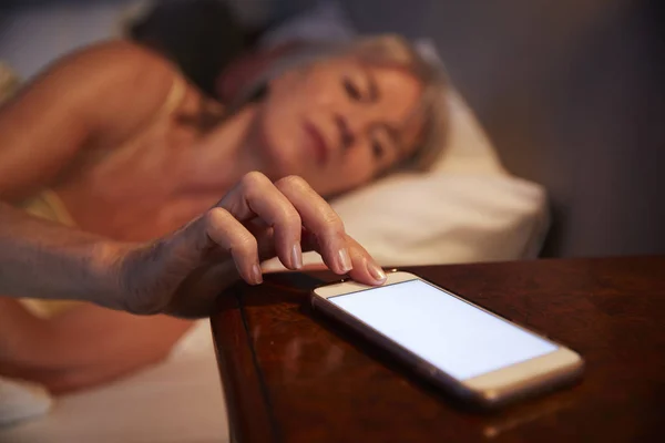 Uykusuz üst düzey kadın yatakta — Stok fotoğraf