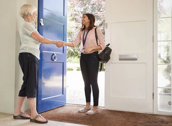 Donna Anziana Saluto Operaia Che Visita Casa — Foto Stock