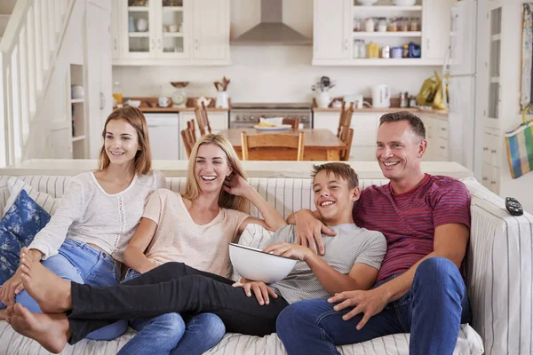 Familie schaut gemeinsam fern — Stockfoto