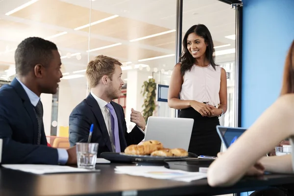 Empresaria se dirige a sus colegas — Foto de Stock