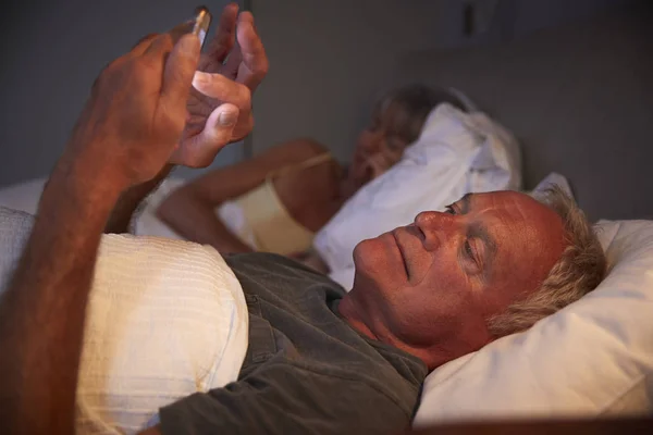 Bezesných starší muž v posteli — Stock fotografie
