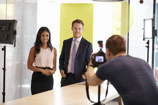 Personas haciendo video de demostración corporativa — Foto de Stock