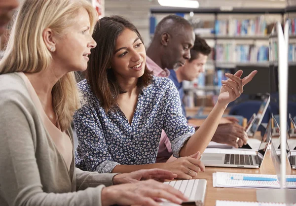 Volwassen vrouwelijke Student met de docent — Stockfoto