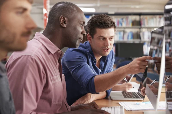 Volwassen mannelijke studenten — Stockfoto