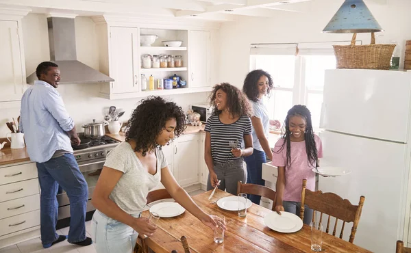 Familie deckt Tisch zum Essen — Stockfoto