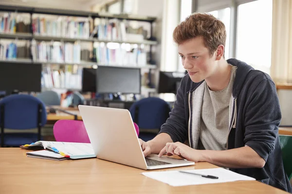 Estudiante masculino trabajando en el ordenador portátil — Foto de Stock